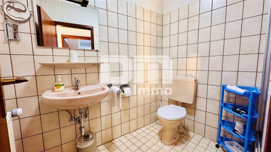 Opulente Gästehausanlage mit 13 Zimmern,2 Sälen,Gastronomiebetrieb + Betreiberwohnung - OG Gebäude 2 Doppelzimmer / Duschbad / Balkon